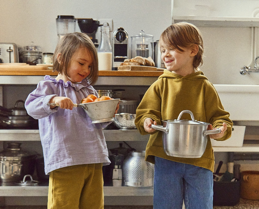 Image de deux enfants portant des vêtements Poudre organic qui sont en location sur le site Boomerang